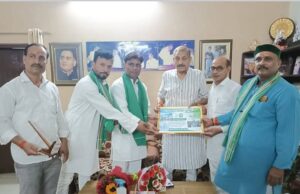 महासचिव मनोनीत होने पर करूण पाण्डेय ने राज्यसभा सांसद को स्मृति चिन्ह के साथ “हल” किया भेंट