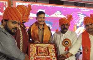 गड़वारा के ऐतिहासिक भरत मिलाप में सीओ नगर प्रशांत राज हुड्डा एवं थाना प्रभारी आनंद पाल सिंह हुए सम्मानित