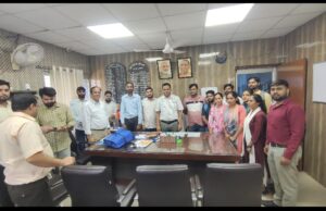 तीन माह से वेतन न मिलने पर आक्रोशित स्वास्थ्य संविदाकर्मी सीएमओ को ज्ञापन सौंपा