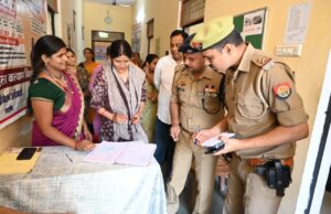 डीएम-एसपी ने वन स्टाप सेन्टर उरई के औचक निरीक्षण में ड्यूटी में तैनात स्टाफ के साथ व्यवस्थायें भी मिली चुस्त दुरुस्त
