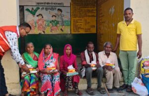 दीपावाली से पहले अनुराग ने जरूरतमंदों को उपहार देकर किया खुश