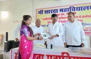 स्वामी विवेकानंद सशक्तिकरण योजना के तहत विधायक ने बांटे टैबलेट