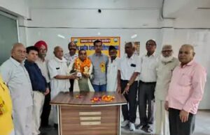 वरिष्ठ नागरिक वेलफेयर एसोसिएशन ने कार्यकर्ता को किया सम्मानित