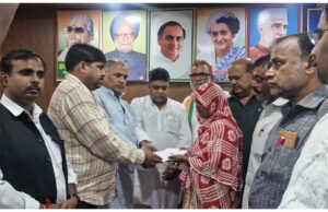 कांग्रेसियों ने सौंपी बाल्मीकि परिजनों को सहायता राशि