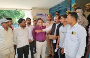 जल निकासी नाले पर अतिक्रमण को लेकर ग्रामीणों ने डीएम से की शिकायत