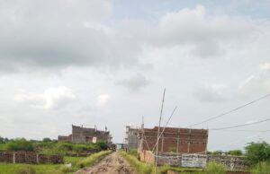 इमरजेंसी में भी नहीं पहुंच पाती है एंबुलेंस से बच्चों को निकालना पड़ता है कीचड़ में