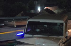 ट्रक की टक्कर से अनियंत्रित होकर बोलेरो डिवाइडर तोड़ पलटी, एक घायल