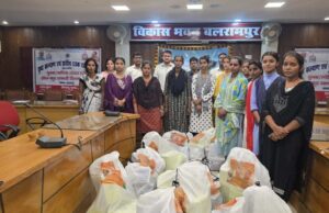 युवक एवं महिला मंगल दलों को खेल सामग्री किट का किया गया वितरण
