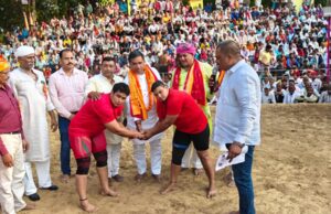 विराट कुश्ती दंगल में पहुंचे मड़िहान विधायक ने पहलवानों का बढ़ाया हौसला