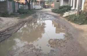 आदर्श नगर पंचायत मानिकपुर की सड़कों का हाल बेहाल
