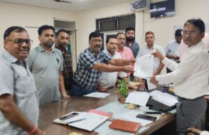 मानदेय भुगतान के लिए संविदाकर्मियों ने सीएमओ को सौपा ज्ञापन