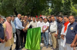 रक्तदान जागरूकता रैली को जिलाधिकारी ने हरी झंडी दिखाकर किया रवाना