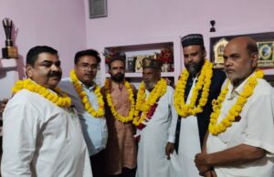 बड़े पीर साहब (इराक) की बारगाह से वापस आने पर हमनवाओं ने फूल मालाओं ओर शॉल उड़ाकर किया सम्मान