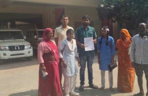 अवैध बालू धुलाई बना हादसे का कारण, हाइवे पर फिसली छात्राओं की साइकिल, दो घायल