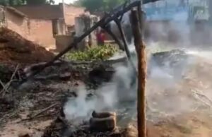 पटाखे से झोपड़ी में लगी आग से घर का सामान जलकर राखब्यूरो