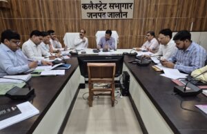 जिलाधिकारी की सख्त कार्यवाही, विकास योजनाओं में ढिलाई पर 13 अधिकारियों का वेतन रोका