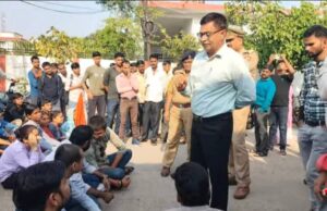 उरई में एबीवीपी का प्रदर्शन, दयानंद वैदिक कॉलेज का मुख्य द्वार बंद कर रोड जाम
