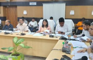 मासिक समीक्षा बैठक में जिलाधिकारी ने उठाए कई कड़े कदम