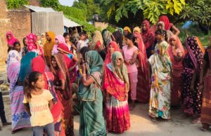 नोएडा से घर लौटी युवती ने फंदा लगाकर दी जान