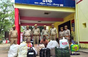 बारूद के ढेर पर बैठा था जनरल स्टोर, मड़िहान पुलिस ने छापा मारकर दो को दबोचा