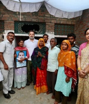 हरिओम के परिवार से मिलने के बाद योगी सरकार पर भड़के राहुल गांधी