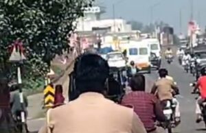 नियम कानून को ताक पर रखकर सिपाही चला रहा बाइक