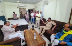 एमएलसी गोपाल ने कुंडा के पटाखा व्यापारियों की समस्या का कराया समाधान