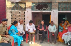 एससी एस टी आयोग के निदेशक एवं अन्वेषक ने हरिओम के परिजनों से की मुलाक़ात