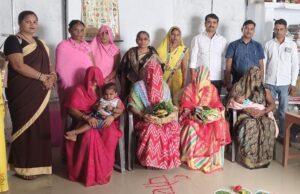 ग्राम प्रधान द्वारा कुपोषित बच्चों को दी गई पोषण पोटली