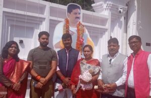 राजन जी महाराज की कथा के आयोजक आनंद पांडेय से मिलकर अपवा के राष्ट्रीय अध्यक्ष एवं समाजसेविका ने दी शुभकामनाएं