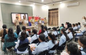 छात्राओं को दिखाई गई प्रेरणादायी लघु फिल्म, सुरक्षा और स्वावलंबन के लिए किया गया जागरूक
