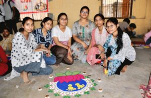 हरिश्चंद्र महाविद्यालय में रंगोली प्रतियोगिता में दिखा छात्र-छात्राओं का हुनर