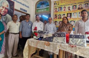 सभासद गीता देवी ने दीपावली पर्व पर विद्यालय को किया भेंट