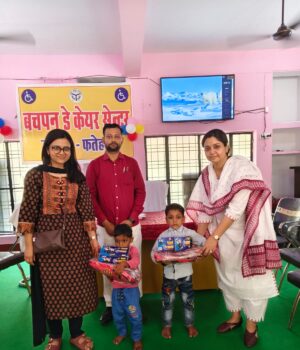 बचपन डे केयर सेंटर का शुरू हुआ संचालन, अधिकारियों ने बांटी यूनिफॉर्म सामग्री