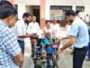 डीएम ने दिव्यांग राजकली को ट्राई साइकिल प्रदान कर किया सम्मानित