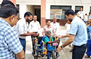 डीएम ने दिव्यांग राजकली को ट्राई साइकिल प्रदान कर किया सम्मानित