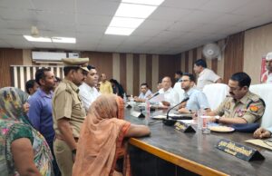 जिलाधिकारी ने तहसील मंझनपुर में सुनी जनशिकायतें