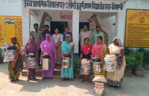 धनतेरस व दीपावली पर्व पर रसोइयों को उपहार देकर किया गया सम्मानित