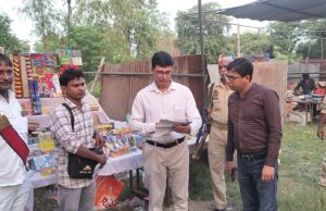 तहसीलदार ने अजुहा क्षेत्र में पटाखा की दुकानों का किया निरीक्षण