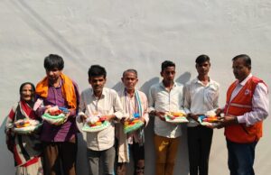 डॉ० अनुराग श्रीवास्तव ने जरूरतमंदों को दिया उपहार