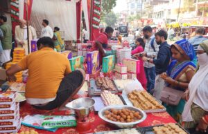 दीपावली को लेकर मंदिरों व बाजारों में बढ़ी चहल पहल, छोटी दिवाली पर रोशन हुए दीप