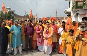 श्रीमद् भागवत कथा को लेकर भव्य कलश यात्रा में शंख ध्वनि की गूंज के साथ हुई पुष्प वर्षा