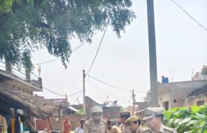 थाना भरेह पुलिस ने जरूरतमंदों संग मनाई दीपावली, मिठाई और फूलझड़ी बाँटकर बढ़ाई खुशियाँ