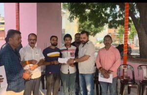 फतेहपुर में पटाखा मंडी हादसे के पीड़ित व्यापारियों की मदद को आगे आया आदर्श व्यापार मंडल