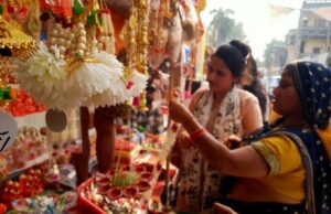 अंतिम समय तक होती रही बाजारों में दीपावली की खरीदारी