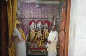 भगवान श्री राम के चौदह साल बाद वापस अयोध्या लौटने पर दीपावली पर्व पर दीपक जलाकर मनायी जाती हैं खुशियां