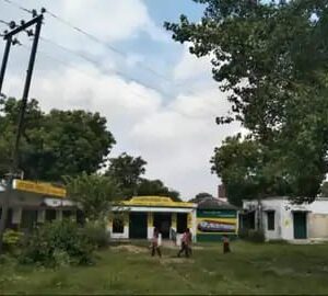 कंपोजिट विद्यालय सथरियांव में ऊपर से गुजरी हाइटेंशन तार का खतरा
