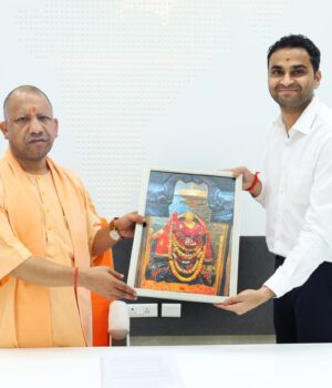 जिलाधिकारी ने मुख्यमंत्री योगी आदित्यनाथ से की शिष्टाचार भेंट