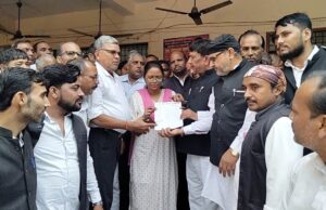 साथियों पर कातिलाना हमले से आक्रोशित वकीलों ने जमकर किया हंगामा, अफसरो का घेराव कर डीएम व एसपी को संबोधित सौंपा ज्ञापन