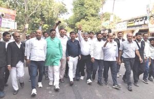 कातिलाना हमले मे आरोपियो की गिरफ्तारी की मांग को लेकर सीओ कार्यालय मे गरजे अधिवक्ता